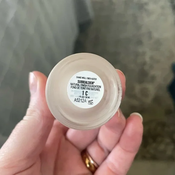 Makeup by Mario Surreal Skin Natural Foundation - 1C - Picture 4 of 6